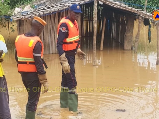 SAN-PEDRO : LES POMPIERS CIVLS VOLENT AU SECOURS DES VICTIMES D’INONDATION A BLAHOU