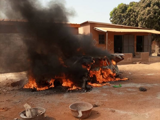 DEUX HOMMES SAUVES PAR LES POMPIERS CIVILS DANS UN FEU DE VOITURE A FERKESSEDOUGOU