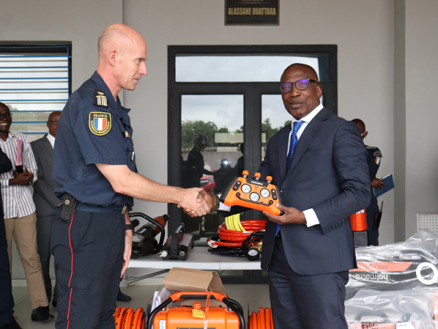 PROTECTION CIVILE : PRES DE 20 MILLIONS DE FCFA DE MATERIEL POMPIER REMIS A LA CÔTE D’IVOIRE PAR LA FRANCE