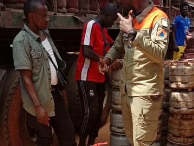 TOUBA : L’EQUIPAGE D’UN VEHICULE DE TRANSPORT DE MARCHANDISES DANGEREUSES SENSIBILISE