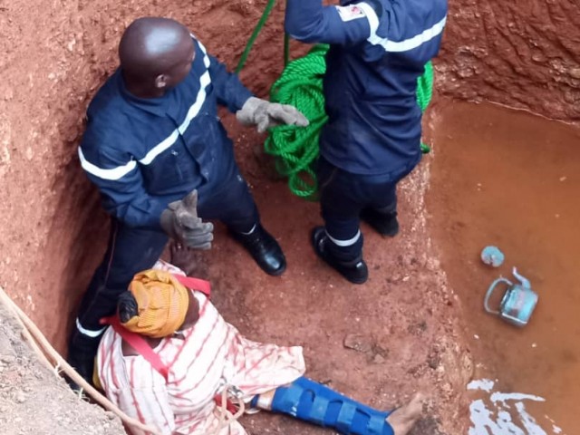 ABENGOUROU : UNE DAME SECOURUE PAR LES POMPIERS CIVILS APRES UNE CHUTE DANS UN TROU