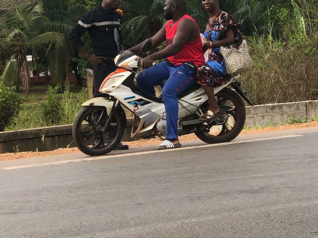 LES POMPIERS CIVILS SENSIBILISENT LES MOTOCYCLISTES SUR LA SECURITE ROUTIERE A ZOUKOUGBEU ET ZUENOULA