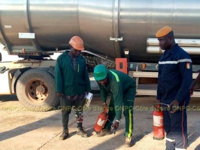 SENSIBILISATION : LES POMPIERS CIVILS DU CAVALLY DANS LES STATIONS DE SERVICE