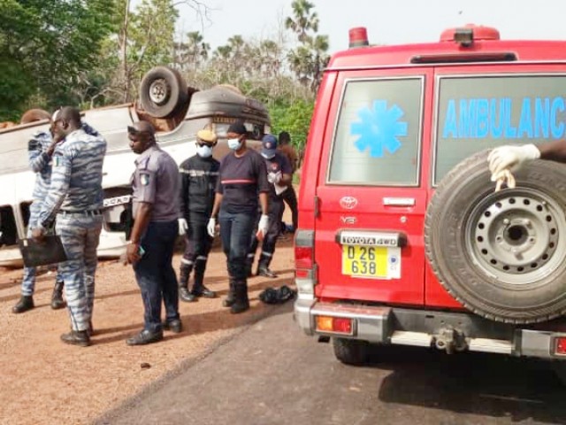 BONDOUKOU : LA CREVAISON DU PNEU D’UN VEHICULE DE TRANSPORT EN COMMUN OCCASIONNE 01 DECES ET 23 BLESSES GRAVES