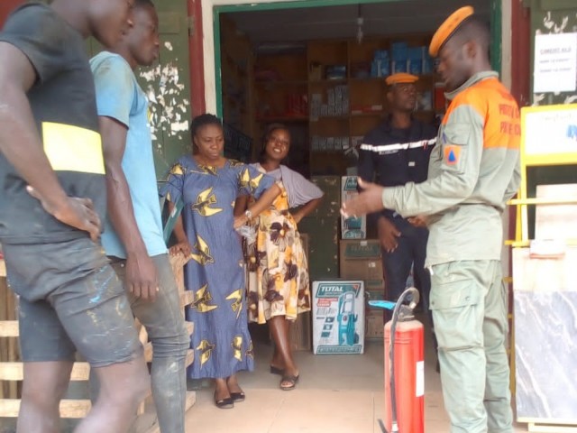 DIMBOKRO : LE PERSONNEL DE 5 QUINCAILLERIES SENSIBILISE SUR LA SECURITE INCENDIE