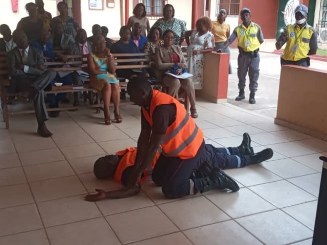 AGBOVILLE : 28 AGENTS DU TRESOR GENERAL SENSIBILISES SUR LES GESTES DE PREMIERS SECOURS ET UNE FEMME SECOURUE PAR LES POMPIERS CIVILS