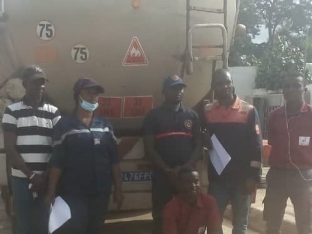 DUEKOUE : L’EQUIPAGE D’UN VEHICULE DE TRANSPORT DE MARCHANDISES DANGEREUSES SENSIBILISE