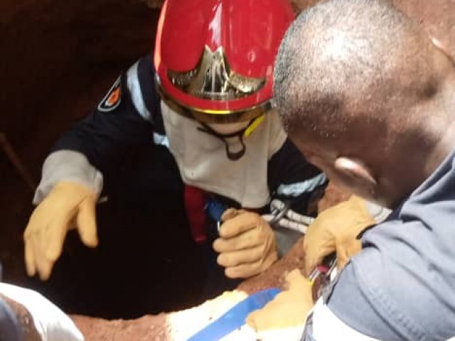 UNE FEMME SORTIE D’UN PUITS PROFOND DE 12 METRES PAR LES POMPIERS CIVILS A DIVO