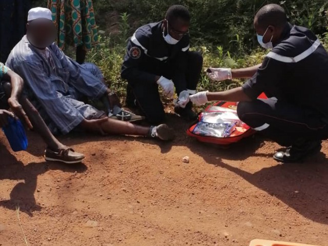 UN CAR DE TRANSPORT FAIT UNE SORTIE DE ROUTE A KASSIAPLEU DANS LA COMMUNE DE MAN