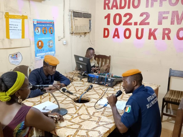 DAOUKRO : LES POMPIERS CIVILS SENSIBILISENT SUR LES RISQUES D’INONDATION ET LES ACCIDENTS DE LA CIRCULATION A LA RADIO IFFOU