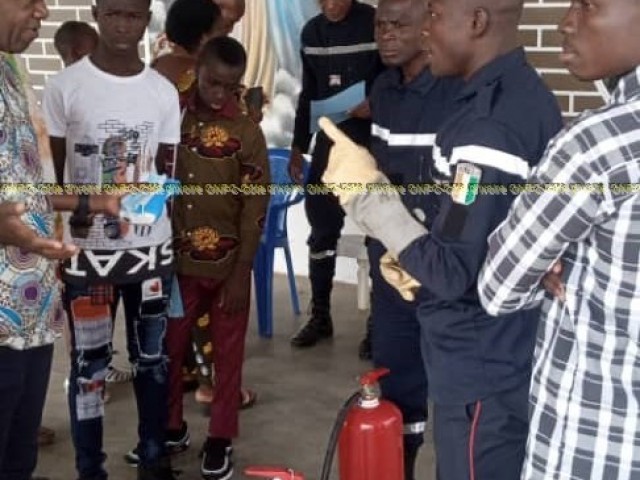 UNE SENSIBILISATION ET UN ACCIDENT GERES PAR LES POMPIERS CIVILS DU HAMBOL