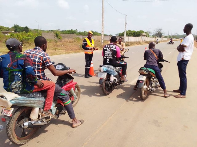 LES POMPIERS CIVILS SENSIBILISENT LES USAGERS DE LA ROUTE SUR LA SÉCURITÉ ROUTIÈRE À MANKONO ET FRESCO