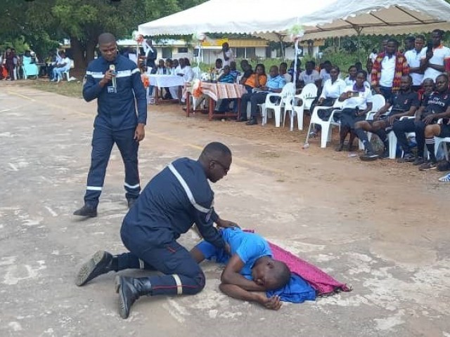 KATIOLA : UNE SENSIBILISATION SUR LES GESTES DE PREMIERS SECOURS CIBLE UNE CENTAINE D’ENSEIGNANTS