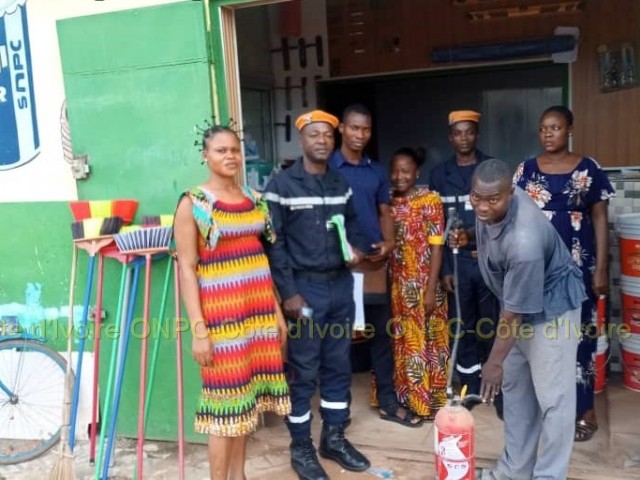 SECURITE INCENDIE: LES POMPIERS CIVILS SENSIBILISENT LES EMPLOYES D’UNE QUINCAILLERIE SUR LES RISQUES D’INCENDIE A DALOA