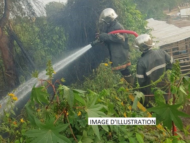 LES POMPIERS CIVILS INTERVIENNENT POUR UN FEU DE BROUSSE AU SEIN DES LYCEES 1 ET 2 DE GAGNOA