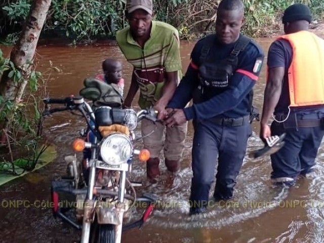 BANGOLO / INONDATIONS : LES POMPIERS CIVILS DU GUEMON METTENT EN PLACE UN POSTE AVANCE A ZEREGBO