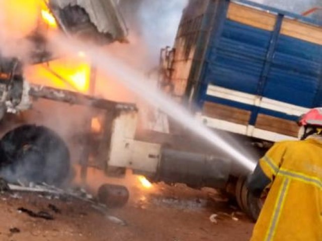 FEU DE CAMION : UN VEHICULE REMORQUE PREND FEU A MAN