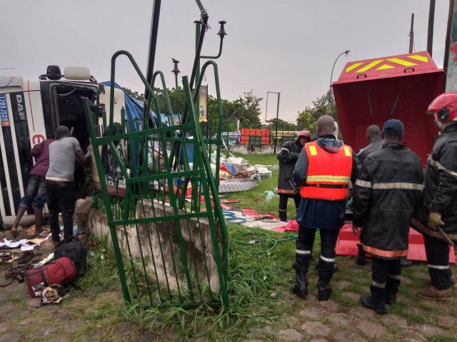 DALOA : UN CAMION DE TRANSPORT DE MARCHANDISES EVITE UN TAXI SE RENVERSE ET FAIT 04 BLESSES