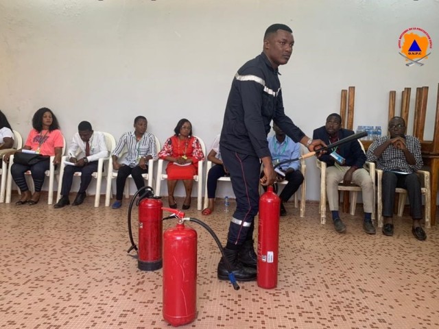 DES AGENTS DE LA FONCTION PUBLIQUE FORMES AUX GESTES DE PREMIERS SECOURS PAR LES POMPIERS CIVILS A GAGNOA