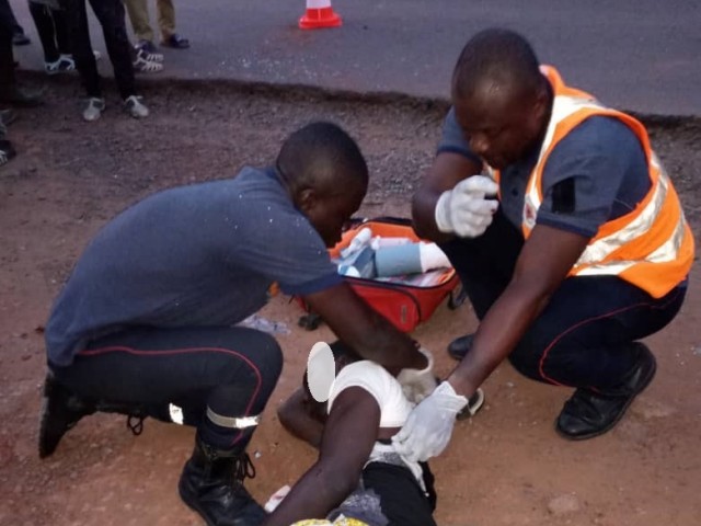 LES POMPIERS CIVILS DU GUEMON AU SECOURS D’UNE VICTIME D’ACCIDENT A DUEKOUE