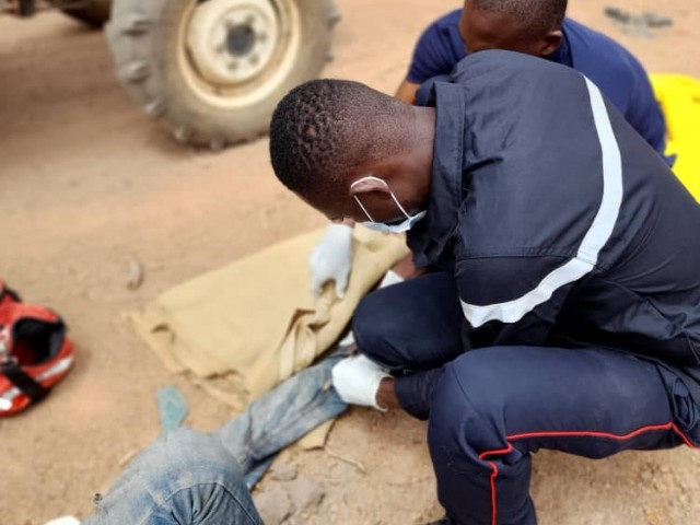BONDOUKOU : UNE BENNE MANQUE D’ECRASER DEUX EMPLOYES DE LA MAIRIE ET UN GROS CAMION FAIT PLUSIEURS BLESSES