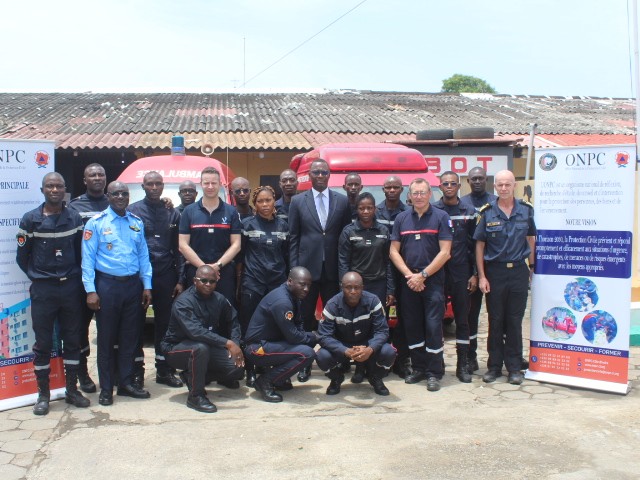 QUINZE (15) POMPIERS CIVILS FORMES A GRAND-BASSAM POUR ETRE DES CHEFS DE COLONNE