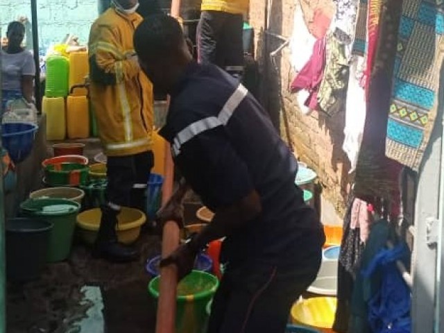 LES POMPIERS CIVILS RAVITAILLENT LA PRISON CIVILE DE DALOA EN EAU