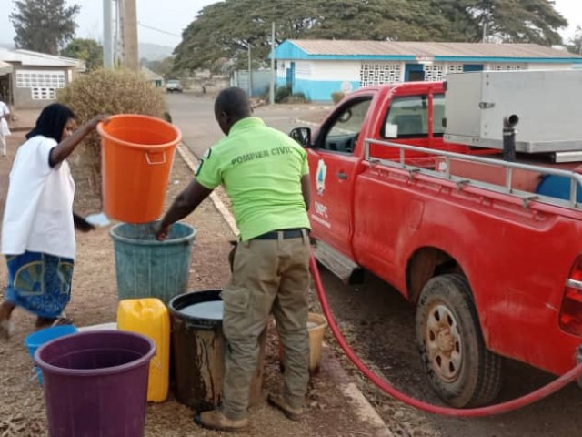 TOUBA : PLUS DE 10.000 LITRES D’EAU POTABLE DISTRIBUES AUX POPULATIONS PAR LES POMPIERS CIVILS DU BAFING