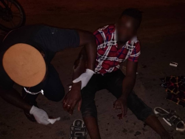 03 MOTOCYCLISTES CHUTENT SURPRIS PAR UN DOS D'ANE A ABOISSO