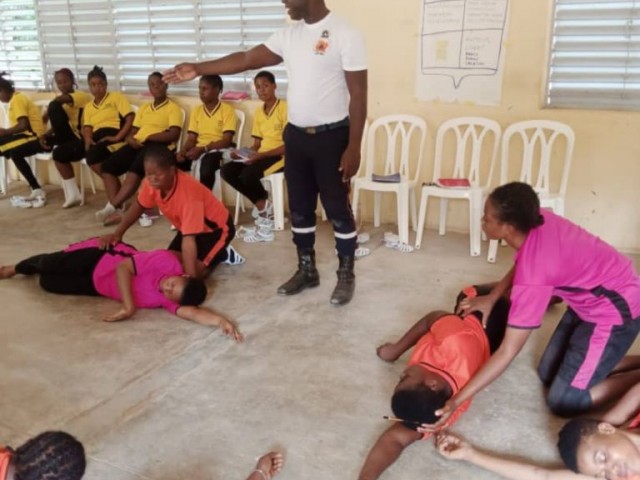 BOUNDIALI : 100 JEUNES FILLES STAGIAIRES INSTRUITES SUR LES PREMIERS GESTES DE SECOURS PREMIERS GESTES DE SECOURS