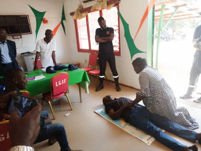 LES POMPIERS CIVILS DU BAFING SENSIBILISENT LE PERSONNEL DU LYCEE GOUVERNEUR ABDOULAYE FADIGA DE TOUBA