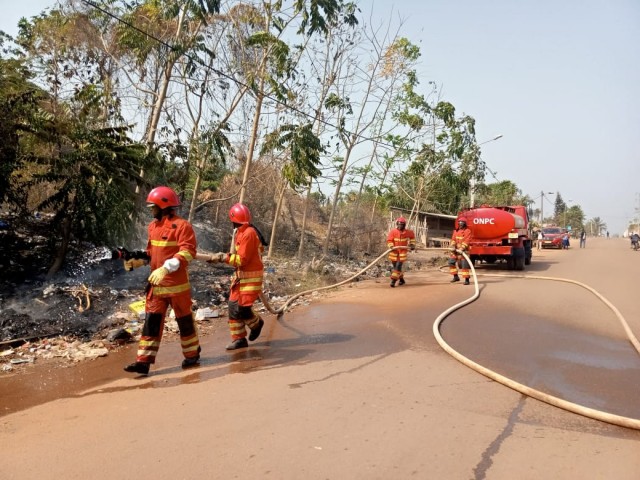LES POMPIERS CIVILS MAITRISENT L’INCENDIE D’UNE FORET SACREE A DAOUKRO