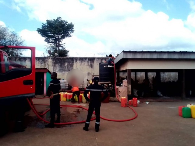 ABENGOUROU : LES POMPIERS CIVILS OFFRENT 6.000 LITRES D’EAU POTABLE A LA PRISON CIVILE