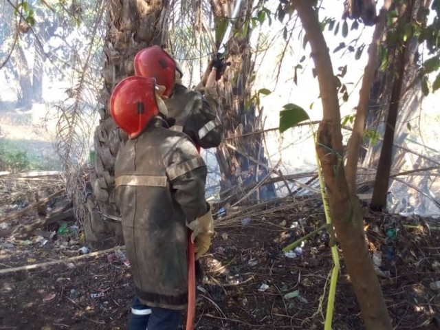 TOUBA : LES POMPIERS CIVILS DU BAFING LUTTENT CONTRE DES FLAMMES ET PORTENT SECOURS A UN ECOLIER