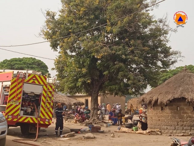 SEGUELA : LES POMPIERS CIVILS FOURNISSENT DE L’EAU POTABLE A UN VILLAGE ET DEPLACENT UN NID D’ABEILLES