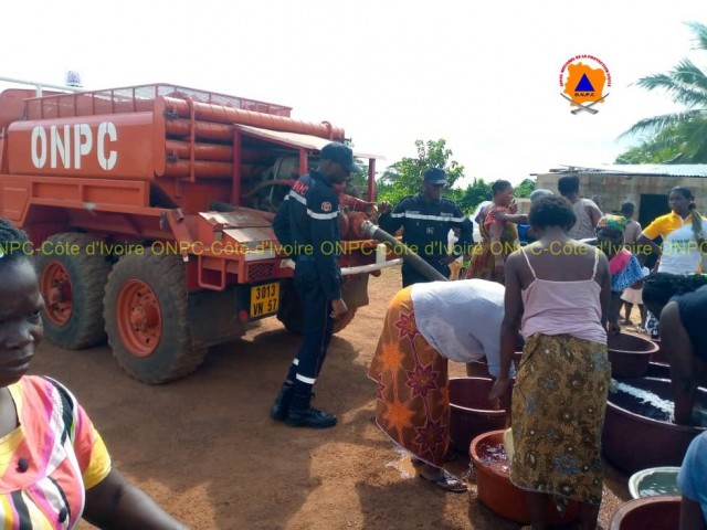 DABOU : 6.000 LITRES D’EAU POTABLE FOURNIS AUX POPULATONS D’ATTOUTOU PAR LES POMPIERS CIVILS