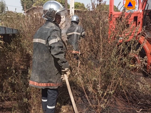 ODIENNE : LES POMPIERS CIVILS COMBATTENT UN FEU DANS UN CAMION