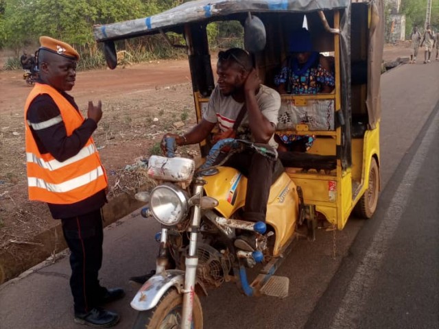 SECURISE ROUTIERE : LES POMPIERS CIVILS SENSIBILISENT A LA RADIO A AGBOVILLE ET TENGRELA