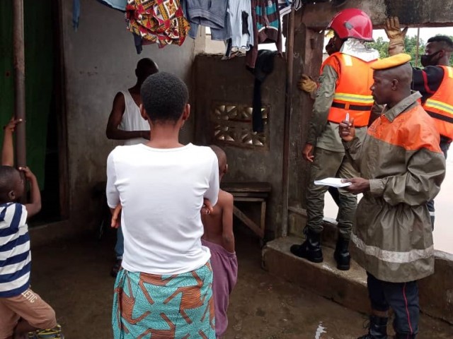 INONDATIONS : LES POMPIERS CIVILS DE SAN-PEDRO FACE AUX POPULATIONS DE BARDOT ET ZIMBABWE