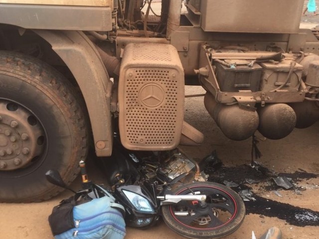 MAN : UN MOTOCYCLISTE PERCUTE PAR UN VEHICULE POIDS LOURD