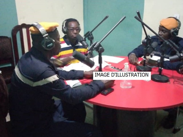 TOUMODI : LES POMPIERS CIVILS INFORMENT LA POPULATION SUR LES EFFETS NEFASTES DES PLUIES DILUVIENNES À LA RADIO N’ZASSA DE TOUMODI