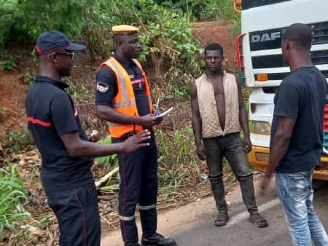 KATIOLA : LES POMPIERS CIVILS SENSIBLISENT 03 CONDUCTEURS SUR LE TRANSPORT DE MARCHANDISES DANGEREUSES