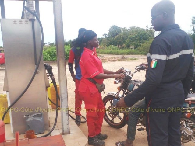 LES POMPIERS CIVILS DU WORODOUGOU SENSIBILISENT SUR LA SECURITE INCENDIE A DIARABANA