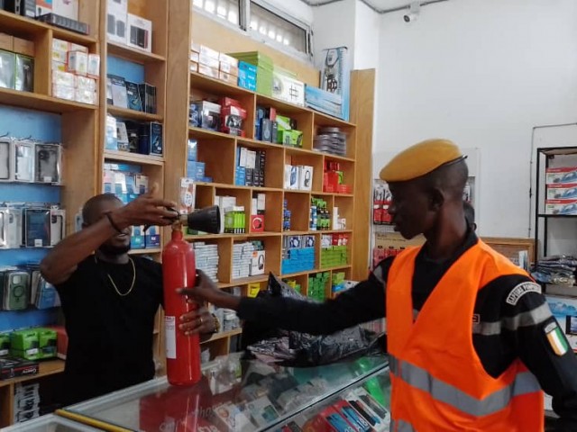 MANKONO / BOUAFLE : DES COMMERCANTS REÇOIVENT DES CONSIGNES SUR LA SECURITE INCENDIE