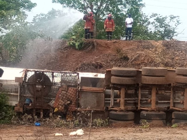 BOUNDIALI : LES POMPIERS CIVILS DE LA BAGOUE INTERVIENNENT POUR UNE FUITE D’ESSENCE APRÈS LA SORTIE DE ROUTE D’UN CAMION-CITERNE