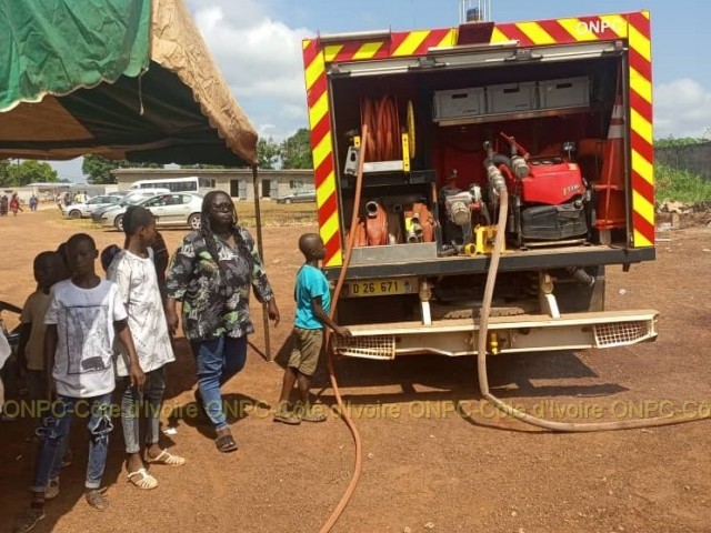 DALOA : 12.000 LITRES D’EAU FOURNIS  AUX HABITANTS D’UN VILLAGE PAR LES POMPIERS CIVILS