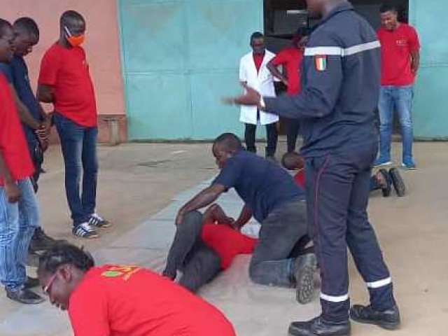 DES EMPLOYES D’UNE ENTREPRISE FORMES A ADAOU (ABOISSO) PAR LES POMPIERS CIVILS DU SUD-COMOE