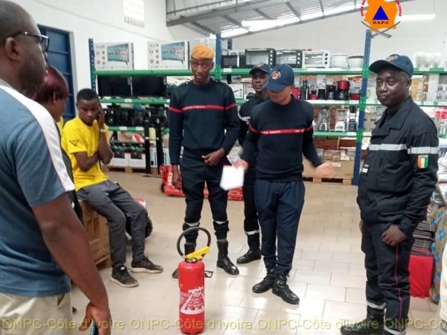TOUMODI : LES POMPIERS CIVILS DU BELIER SENSIBILISENT LES EMPLOYES DU SUPERMARCHE SOCOCE SUR LA SECURITE INCENDIE