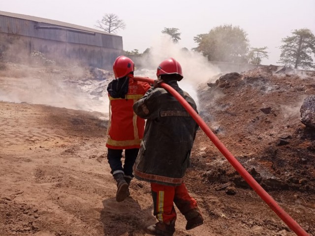 LES POMPIERS CIVILS INTERVIENNENT DANS UNE SCIERIE EN FEU A ABENGOUROU