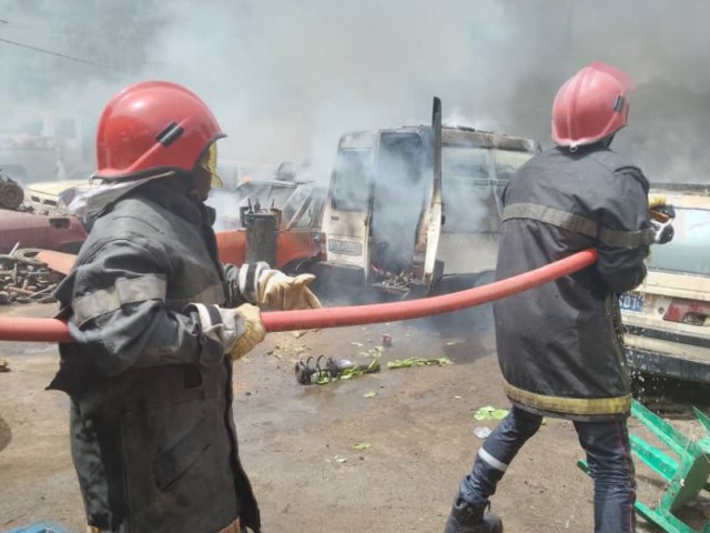 FERKESSEDOUGOU : LES POMPIERS CIVILS ETEIGNENT UN FEU DE GARAGE AUTOMOBILE